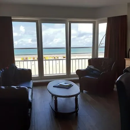 Frontaal Zeezicht Apartment De Panne