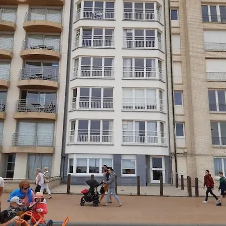 Frontaal Zeezicht * De Panne